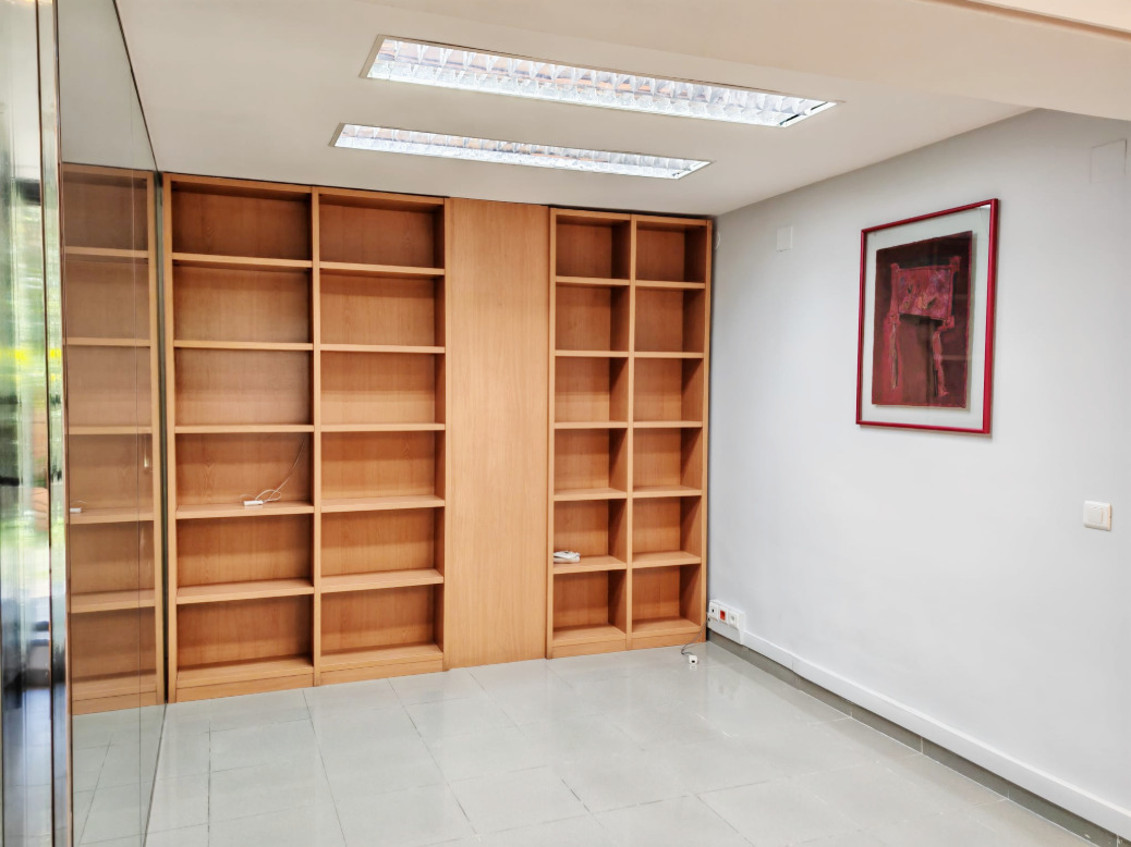 Imagen 2 Oficina Comercial en venta en Barcelona / Manuel Girona - Benet Mateu