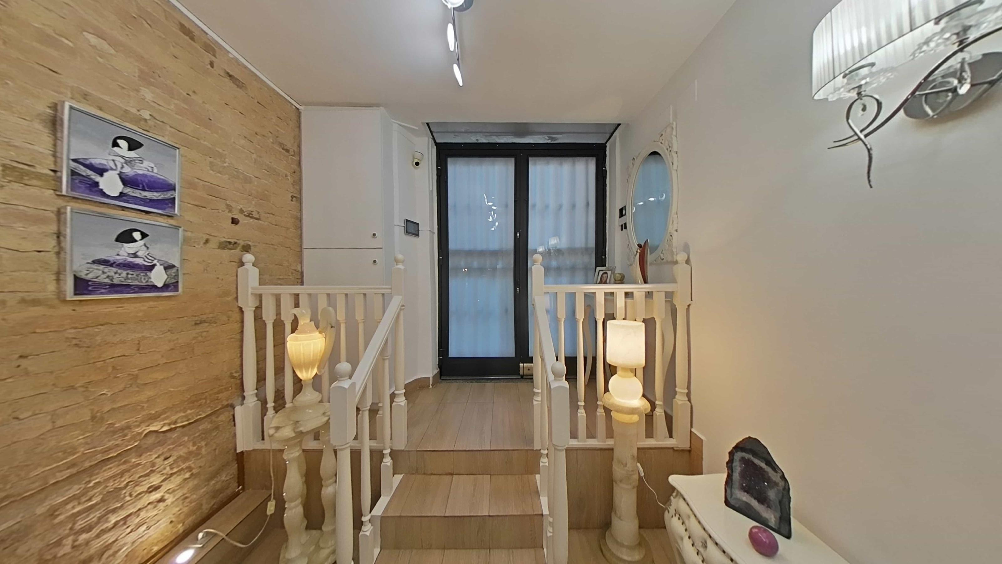Imagen 2 Casa Adosada en venta en Barcelona / Plaça del Guinardó