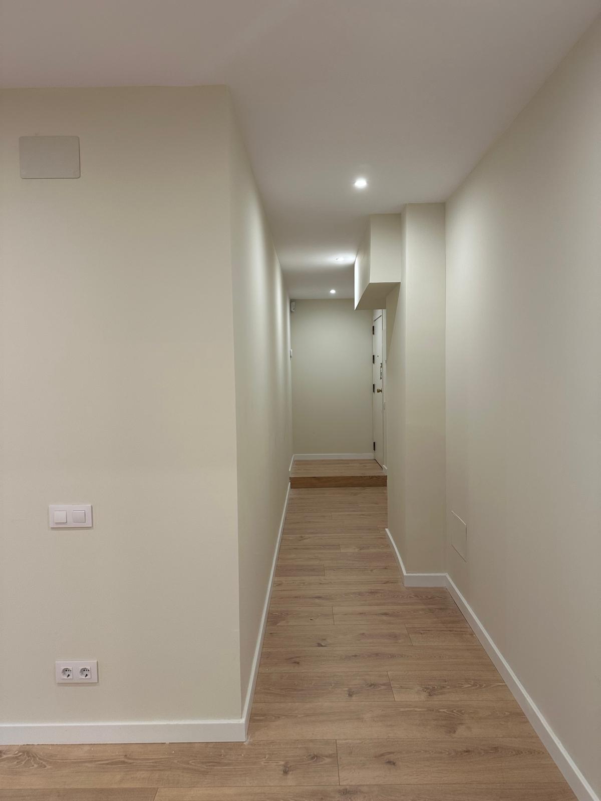 Imagen 2 Local Comercial en venta en Barcelona / Tres Torres - Junto Corachan