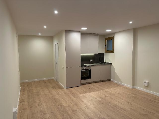 Imagen 1 Inmueble 298987 - Local Comercial en venta en Barcelona / Tres Torres - Junto Corachan