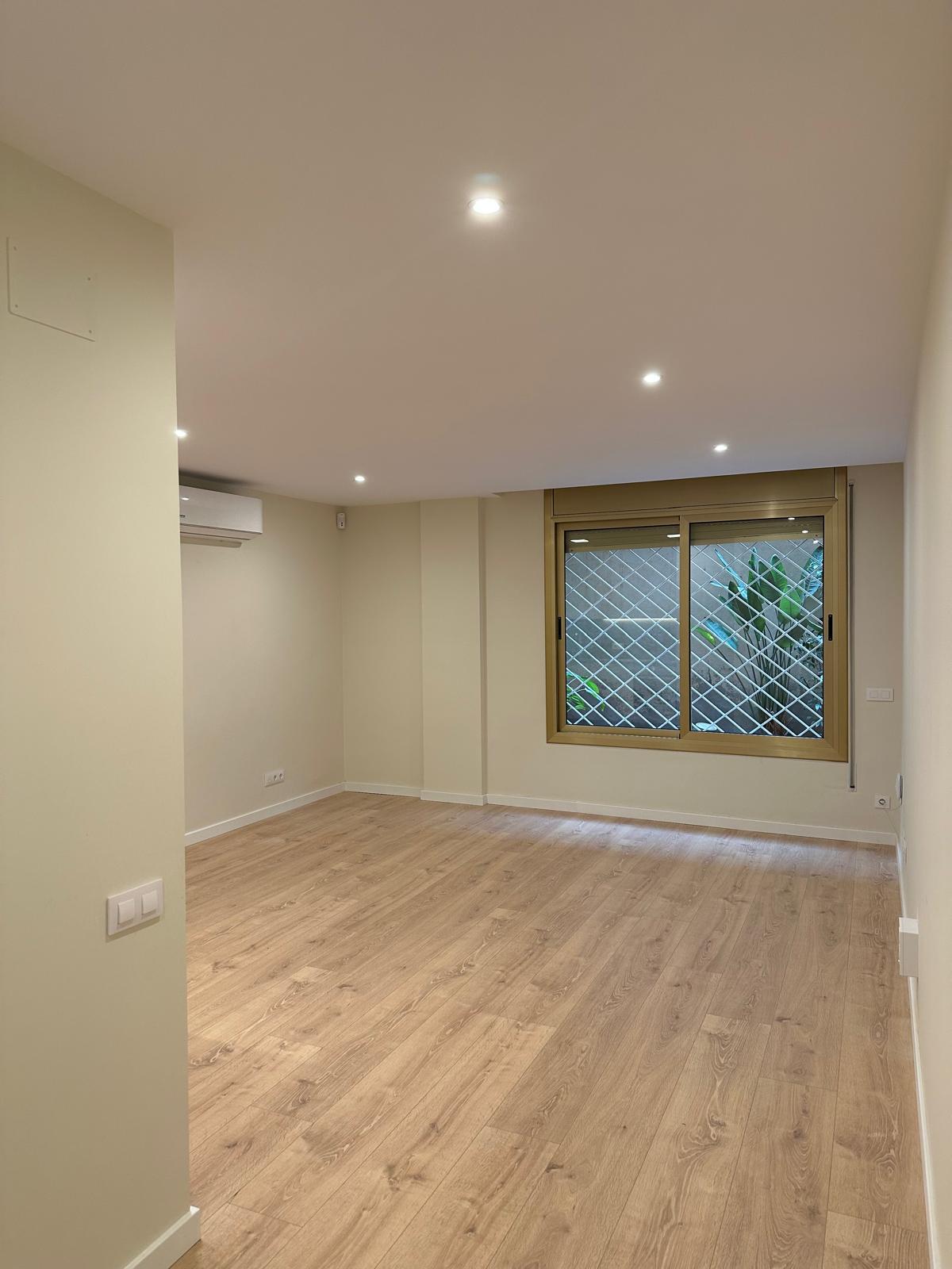 Imagen 4 Local Comercial en venta en Barcelona / Tres Torres - Junto Corachan