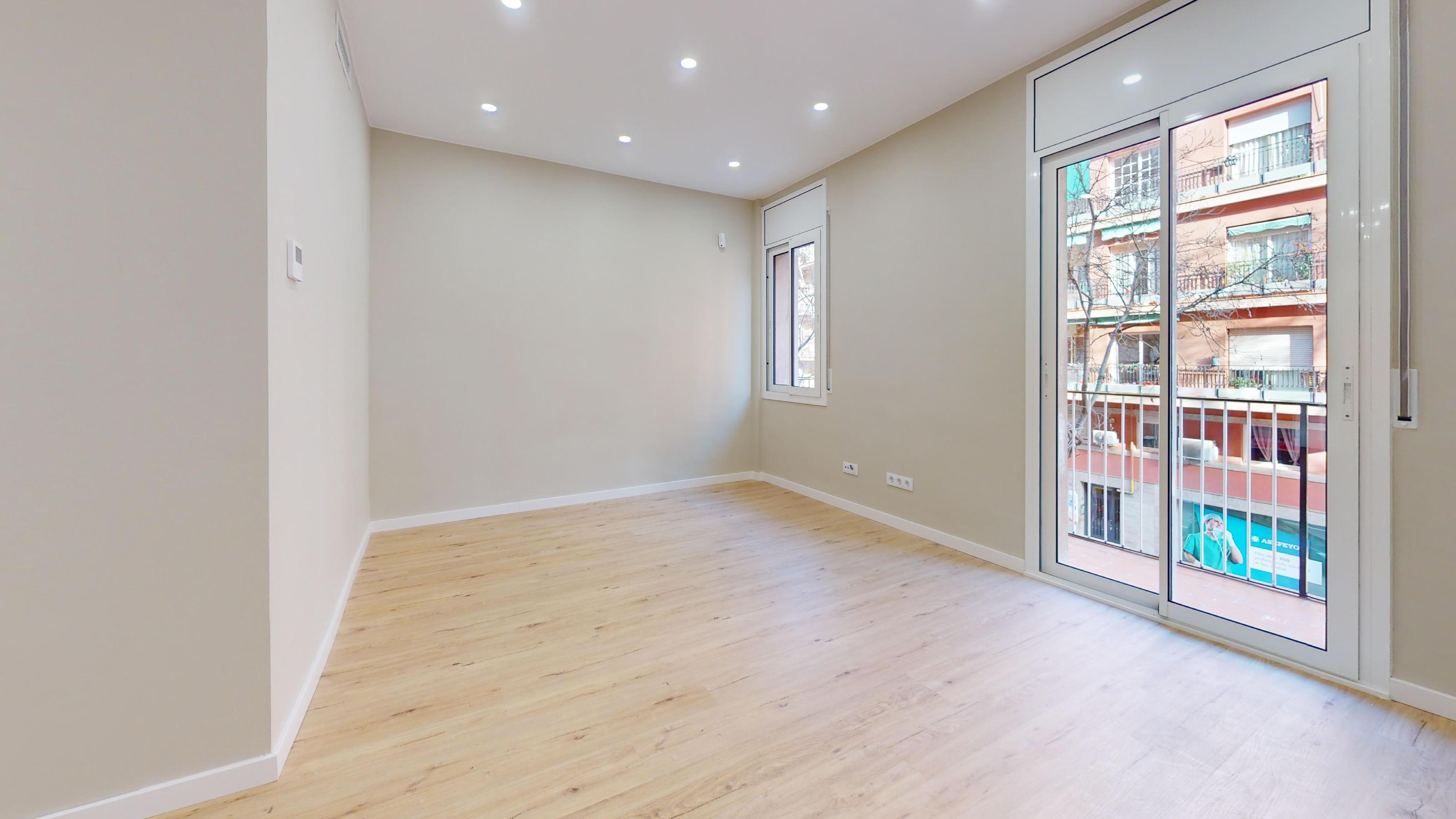 Imagen 10 Piso en venta en Barcelona / Avda. Meridiana - Plaça Ferran Reyes