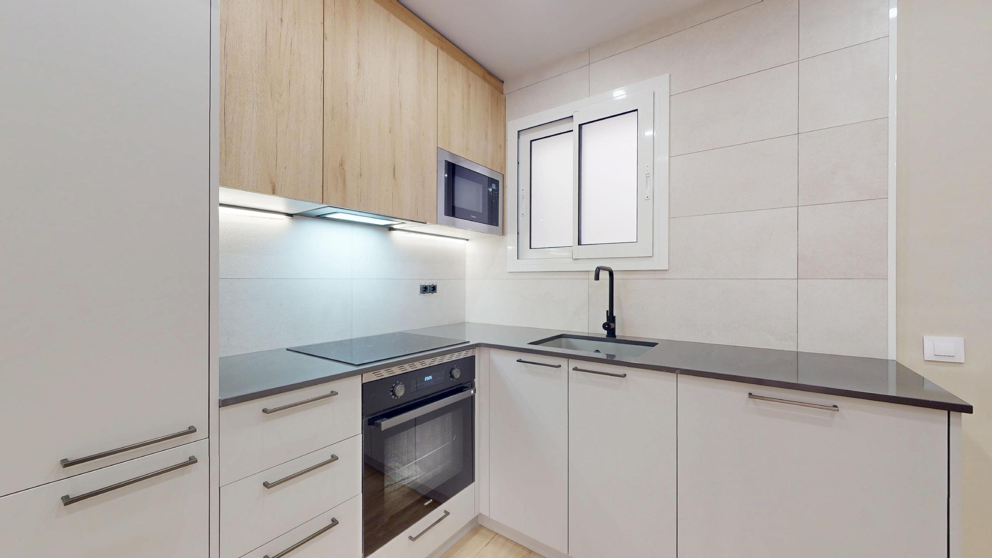 Imagen 4 Piso en venta en Barcelona / Avda. Meridiana - Plaça Ferran Reyes