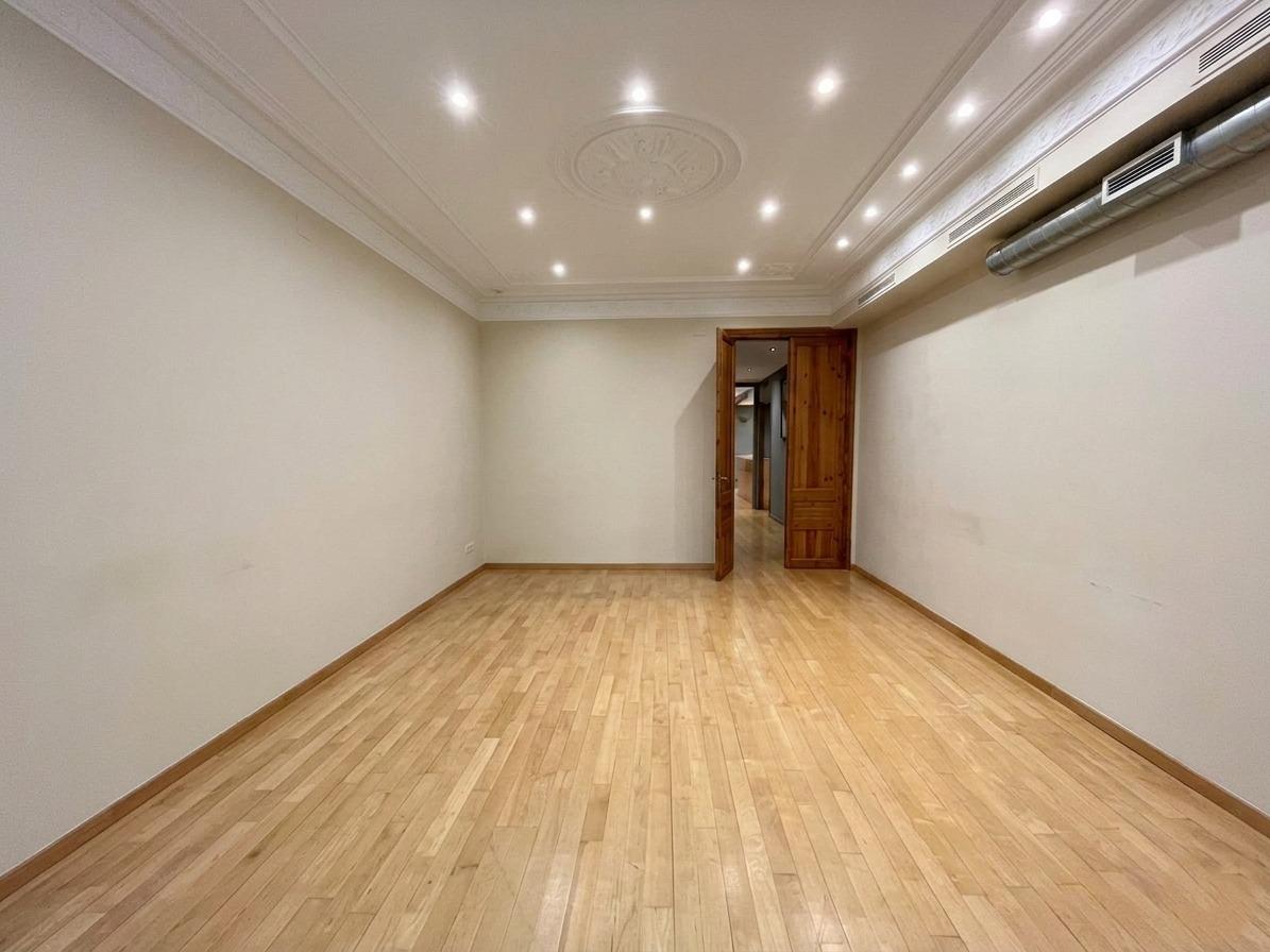 Imagen 4 Piso en venta en Barcelona / Calle Pau Claris - Calle Valencia