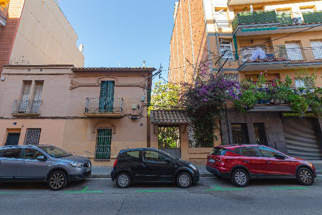 Imagen 5 Inmueble 303037 - Casa en venta en Barcelona / Nou Barris al lado de la parada Virrei Amat L5