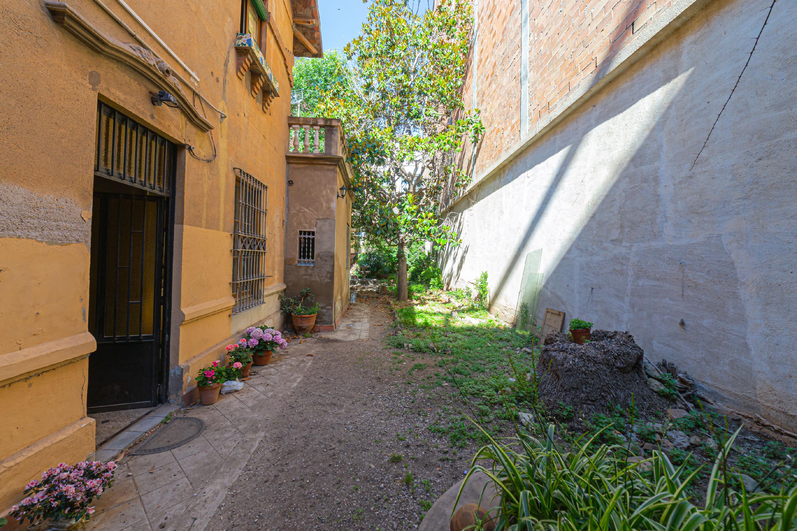 Imagen 3 Casa en venta en Barcelona / Nou Barris al lado de la parada Virrei Amat L5