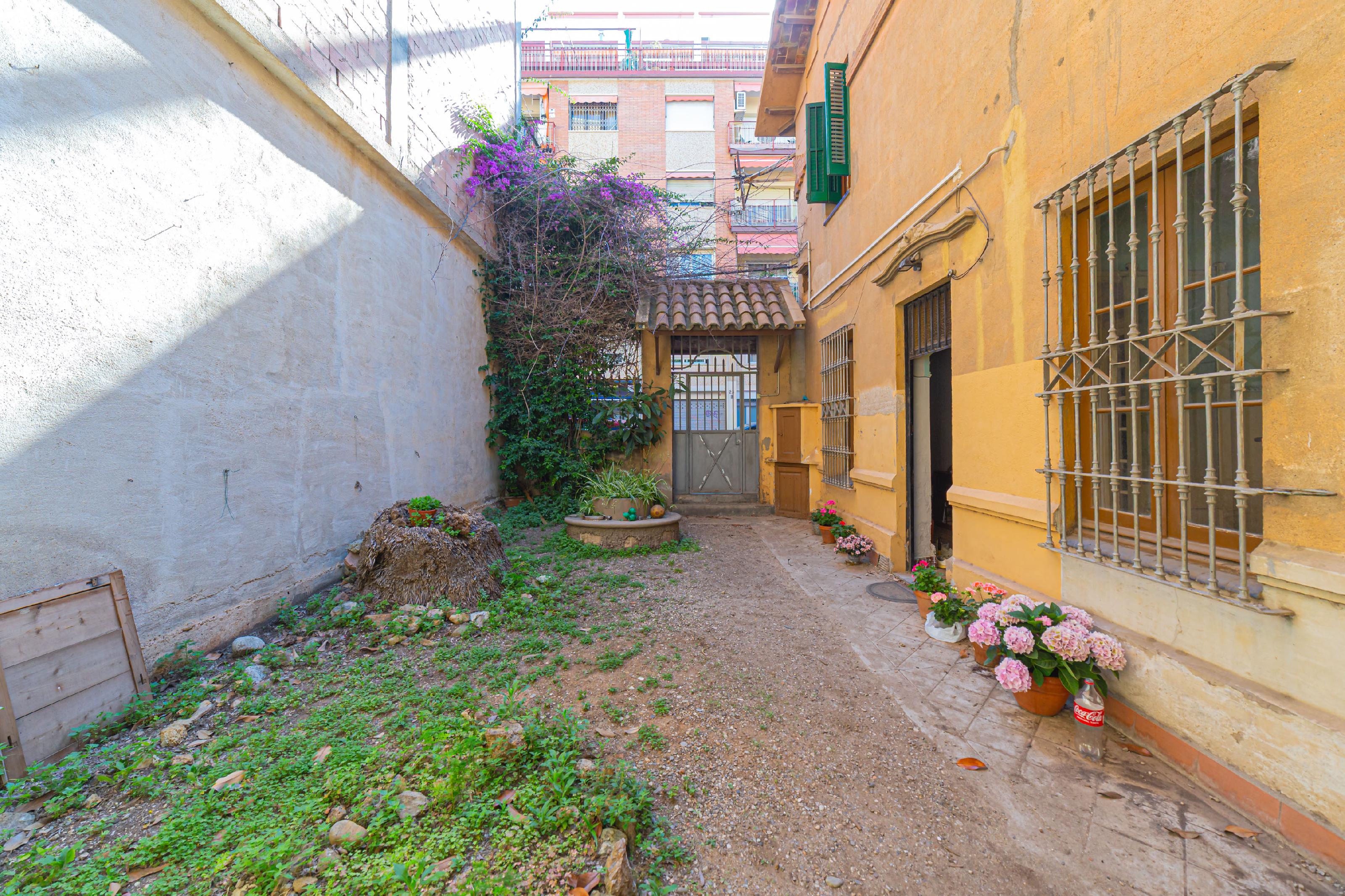 Imagen 2 Casa en venta en Barcelona / Nou Barris al lado de la parada Virrei Amat L5