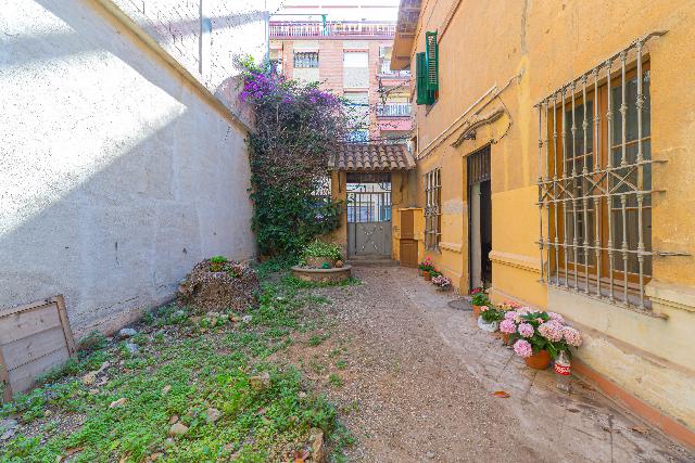 Imagen 2 Inmueble 303037 - Casa en venta en Barcelona / Nou Barris al lado de la parada Virrei Amat L5