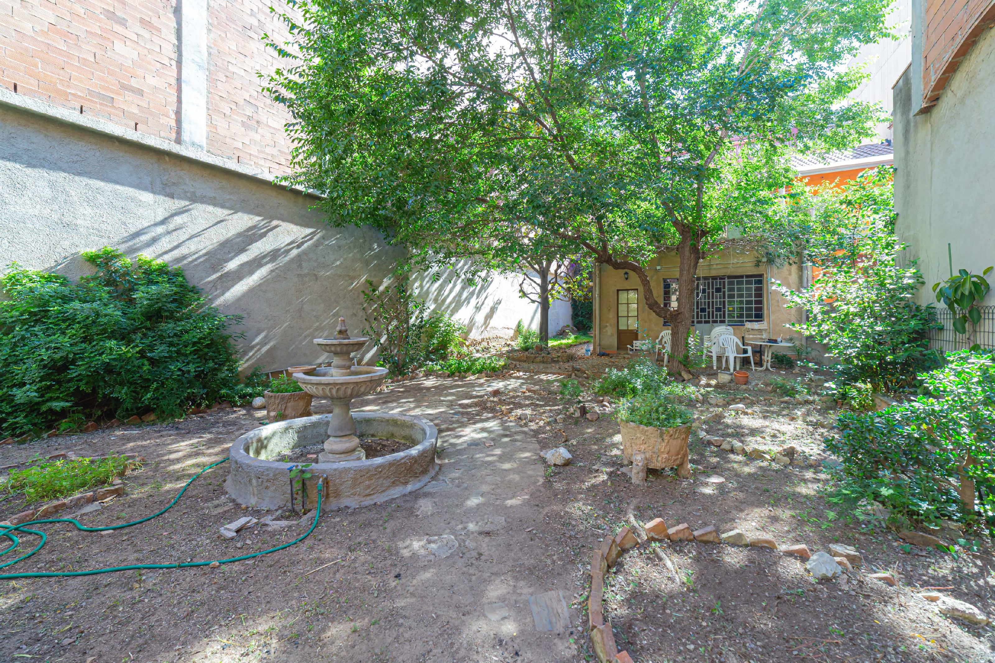Imagen 1 Casa en venta en Barcelona / Nou Barris al lado de la parada Virrei Amat L5