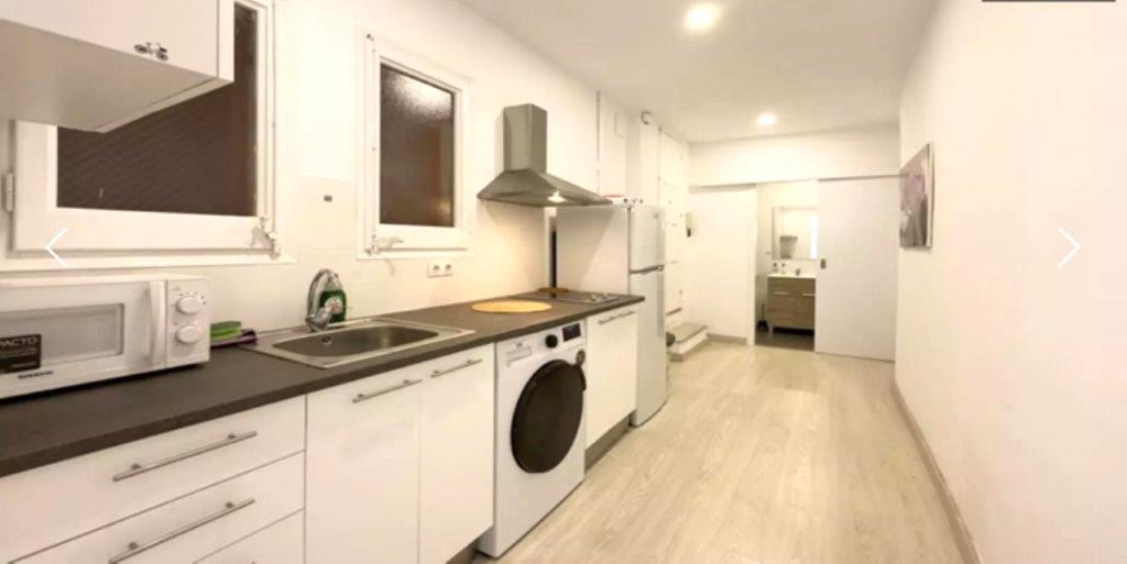 Imagen 4 Local Comercial en venta en Barcelona / Cerca de Jardines de Enric Sagnier y Plaza Molina